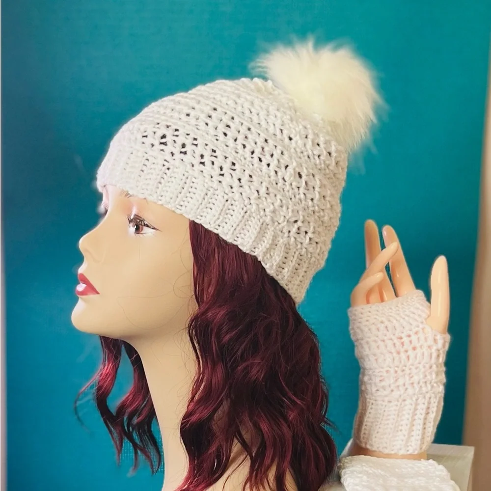White beanie with faux fur pompom and matching fingerless gloves - Picture 1 of 4